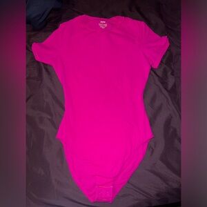 Skims Short Sleeve Bodysuit Fuchsia Small